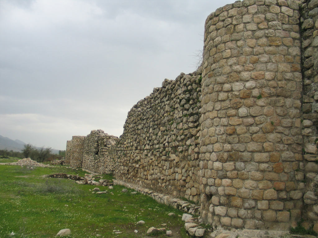 دیواری در قسمت بالایی بیشاپور