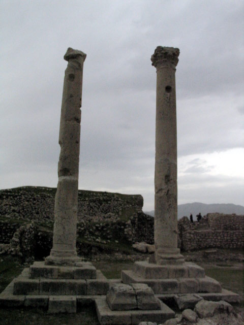 ستونهای یادمان شهر بیشاپور 