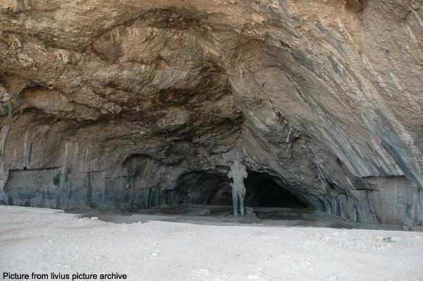 ورودی غار شاپور 