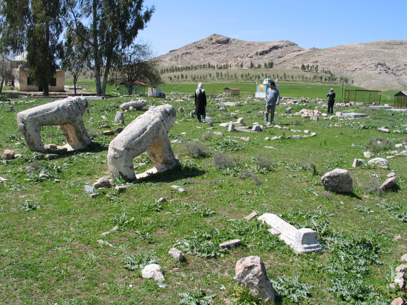 قبرستان قدیمی جنوب ایذه با سنگ قبرهای منحصر به فرد 