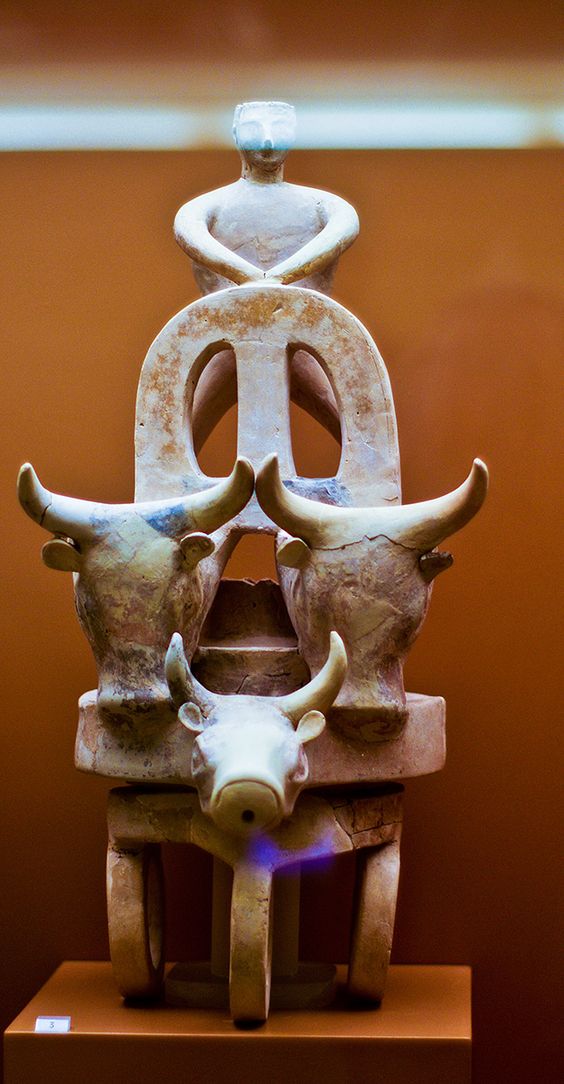 مجسمه سفالی مردی که سوار بر ارابه ای است که توسط گاوها کشیده می شود- 