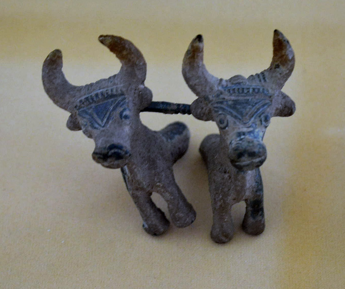 بخشی از یک ماکت ارابه کوچک برنزی که توسط دو گاو کشیده می شود