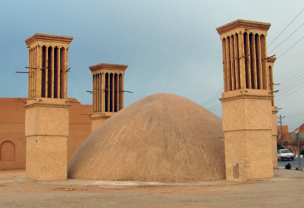 آب انبار با سه بادگیر در شهر یزد