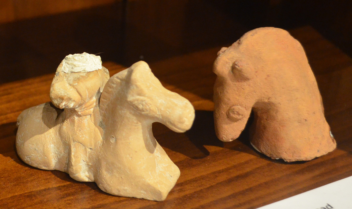 مجسمه سفالی اسب سوار و کله اسب