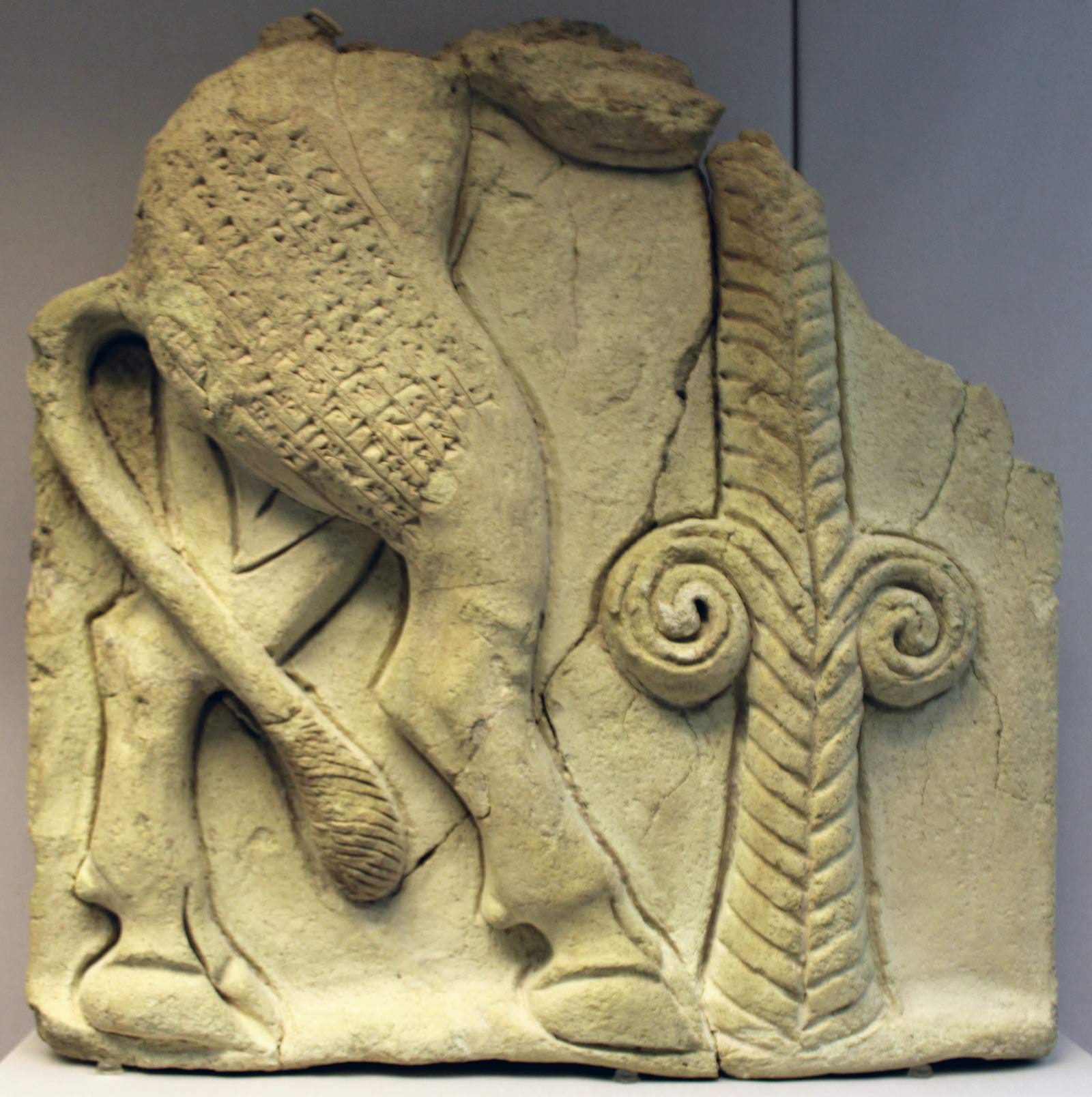 مجسمه سفالی گاو و درخت