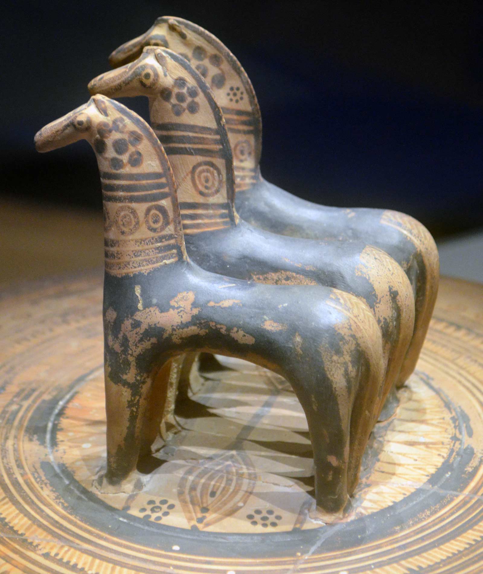 آبکش سفالی با طرح سواستیکا 