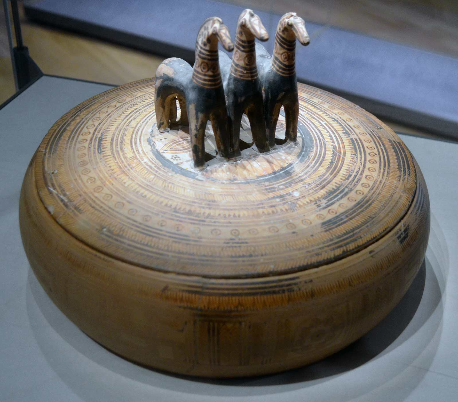 آبکش سفالی با طرح سواستیکا 