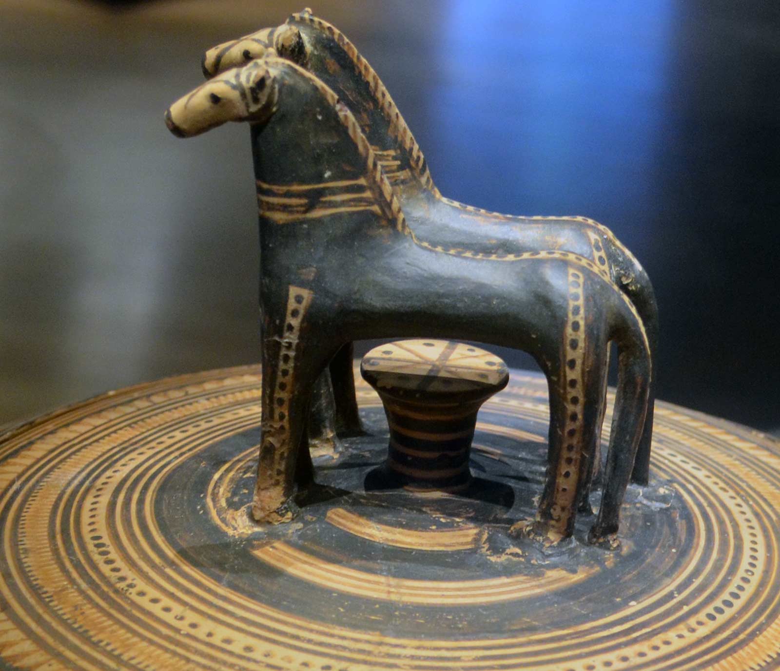 آبکش سفالی با طرح سواستیکا 