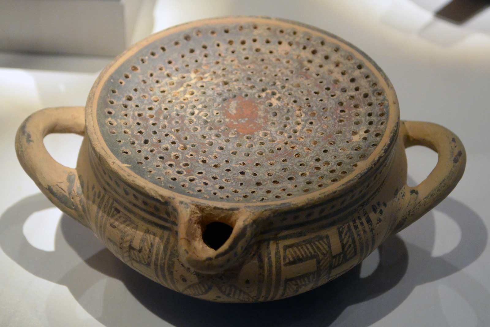 آبکش سفالی با طرح سواستیکا 