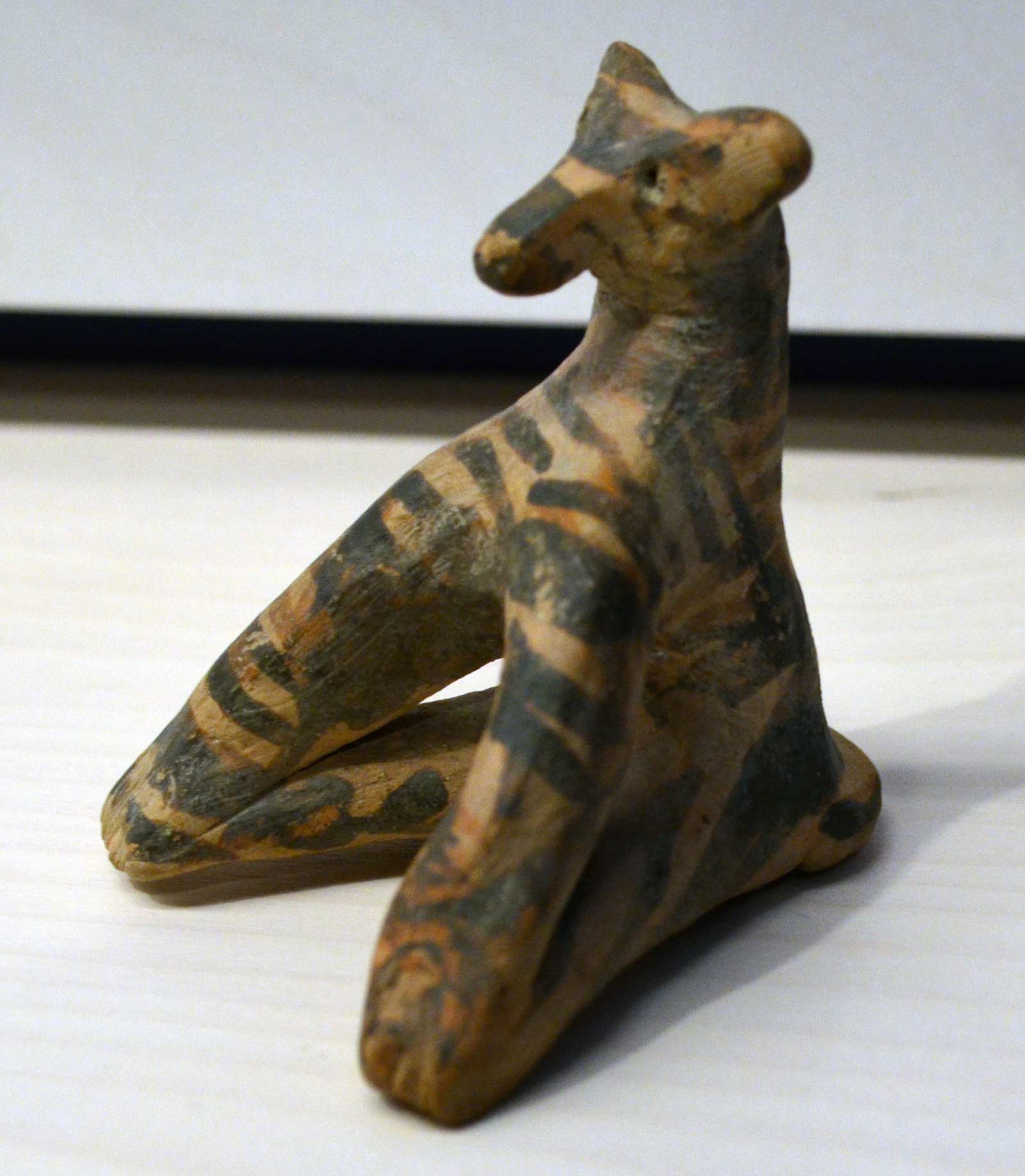 آبکش سفالی با طرح سواستیکا 