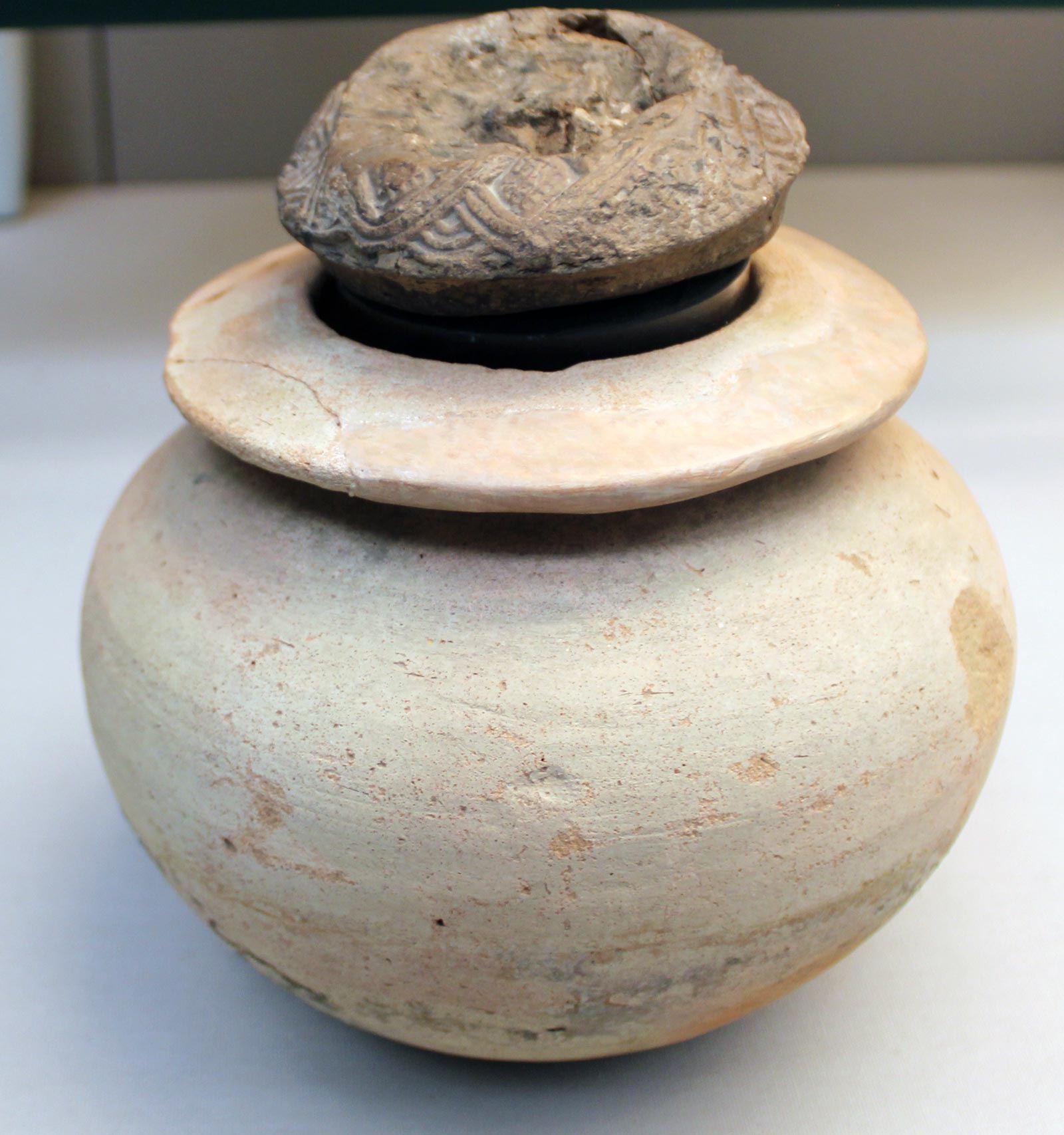 کوزه با در مهر شده