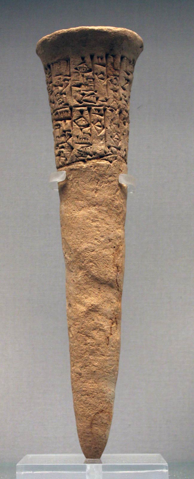 اور - میخ سفالی