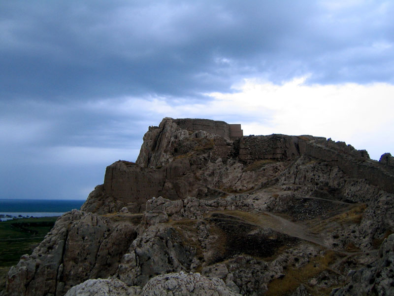 قلعه اورارتویی كنار دریاچه وان 