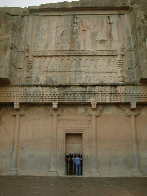 مقبره های سنگی اطراف تخت جمشید