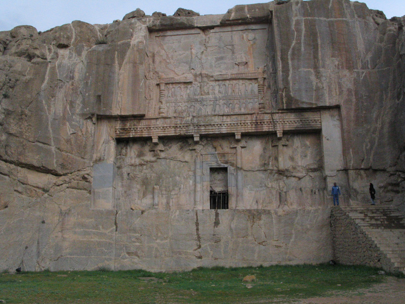 مقبره های سنگی اطراف تخت جمشید