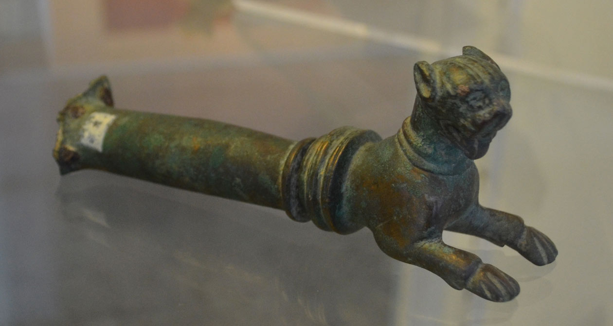 دسته مفرغی ظرف به شکل حیوان