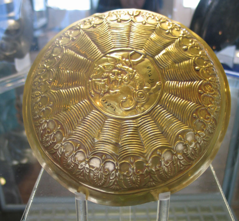 بشقاب طلایی با طرح نبرد شیر و گاو