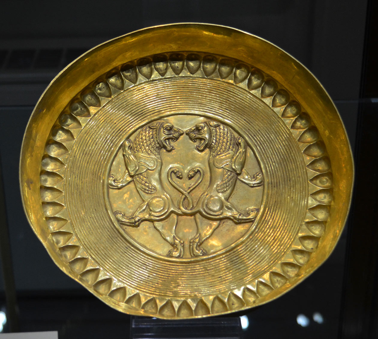 بشقاب طلایی هخامنشی سده 5 و4 پ م - موزه رضا عباسی