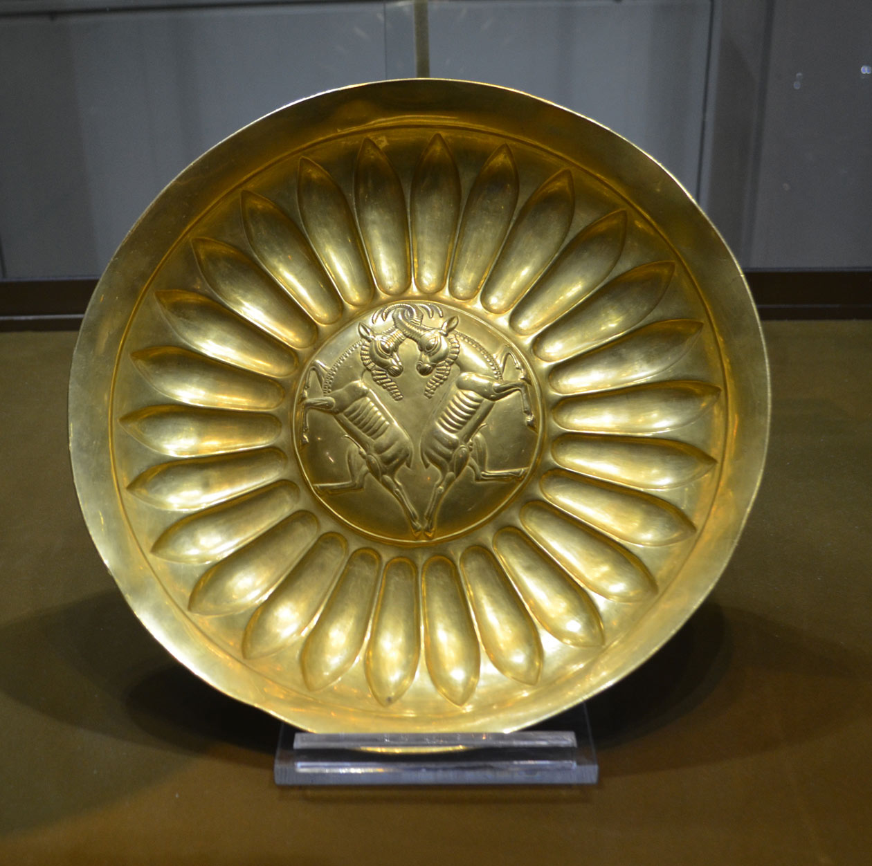 بشقاب طلایی هخامنشی سده 5 و4 پ م - موزه رضا عباسی