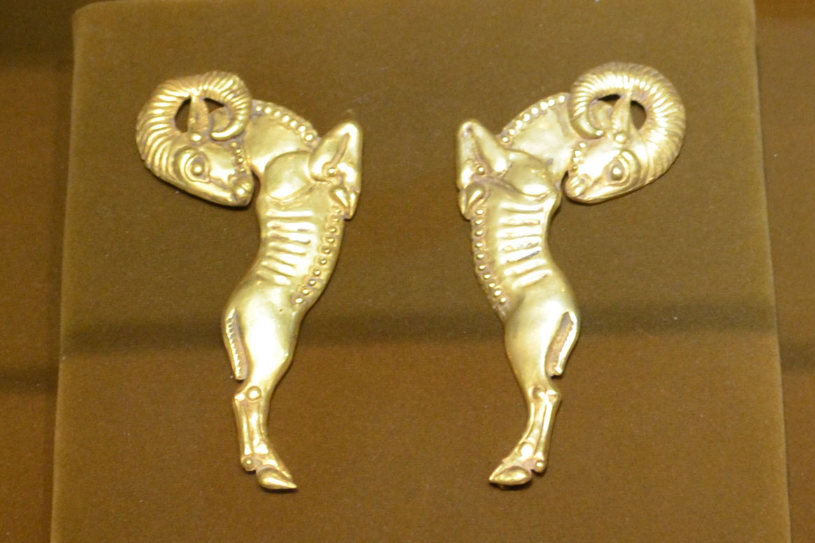 دو قطعه طلای تزیینی به شکل قوچ