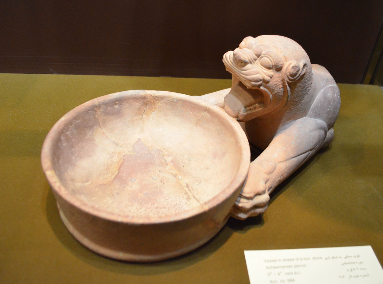 ظرف سنگی به شکل شیر-سده 5و4 پ م – موزه رضا عباسی