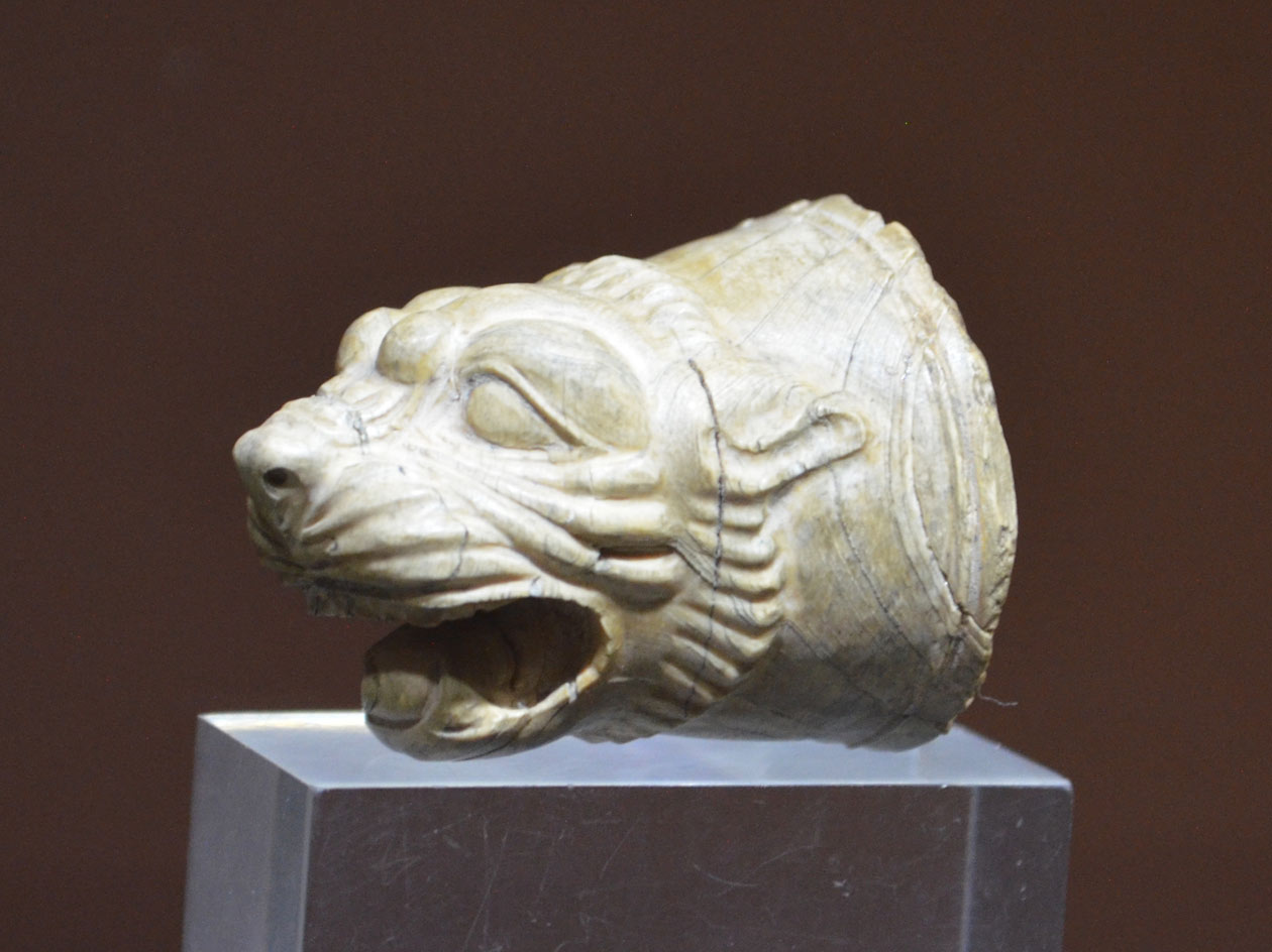 سر شیر از عاج فیل- سده 5و4 پ م - موزه رضا عباسی