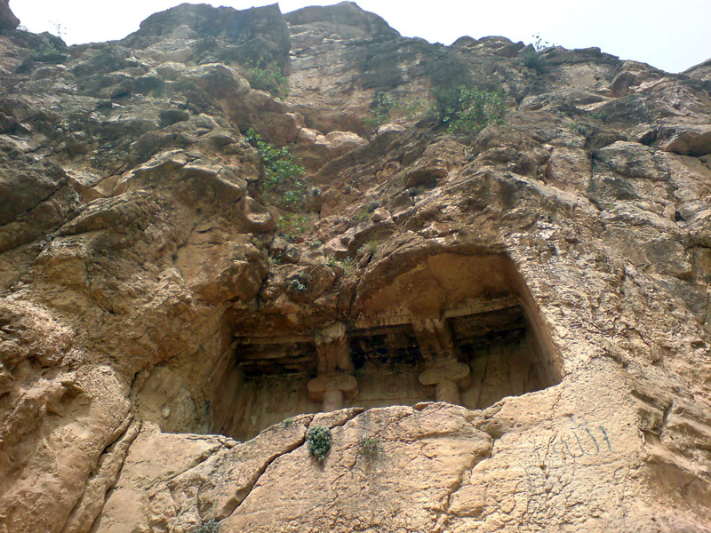 گور دخمه قیز قاپان