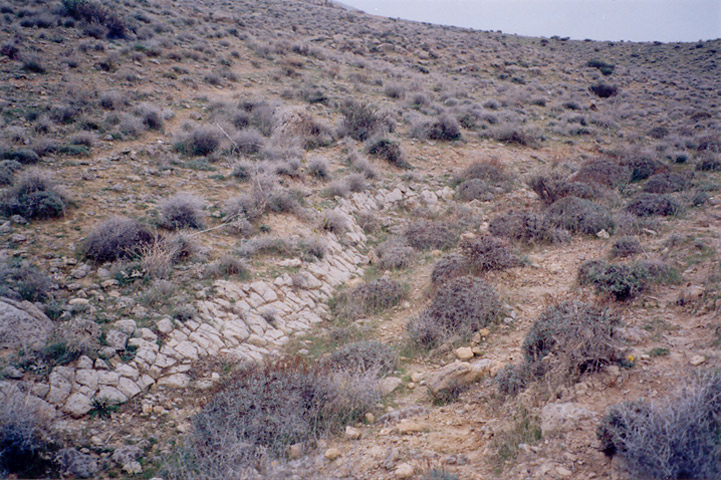 بقایای جاده در کوههای شمال تخت جمشید 