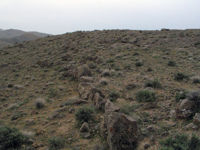 بقایای جاده در کوههای شمال تخت جمشید 