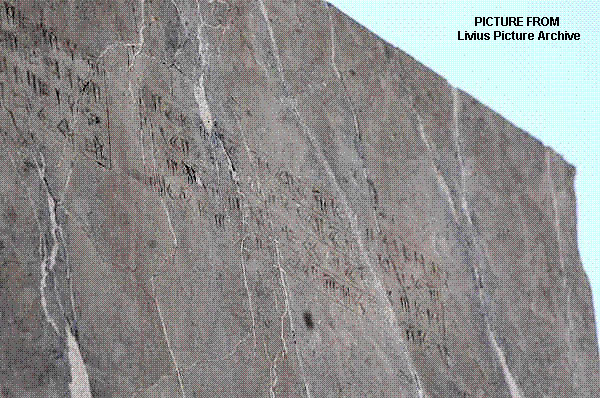 خشیارشا - کاخ هدیش بر درگاه کاخ هدیش و چین جامه شاه در کاه هدیش 