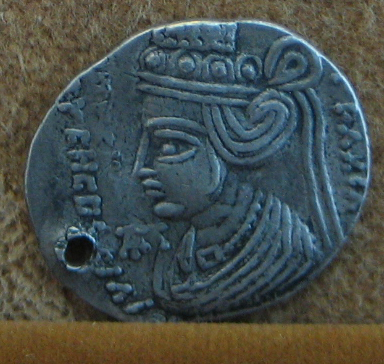 ملکه موزا در پشت سکه فرهاد پنجم