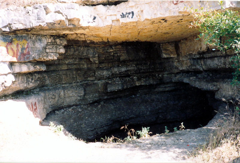 غار كمربند و هوتو