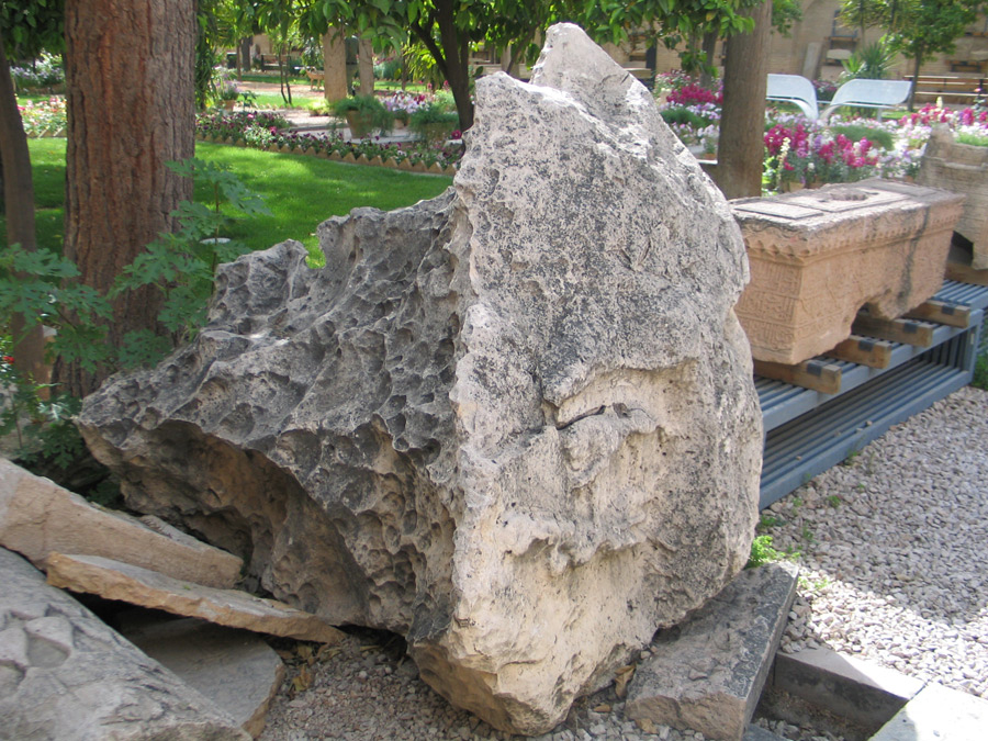 سنگ نگاره موزه هفت تنان