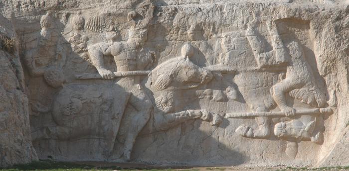 تاج هرمز دوم در سنگ نگاره نقش رستم