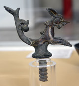 پیکره مفرغی حیوان با پایه پیچ دار